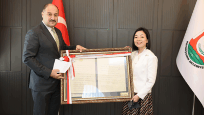 Başkan Gülpınar, Japon Prenses Akiko Mikasa’ya Asırlık Mektup Hediye Etti