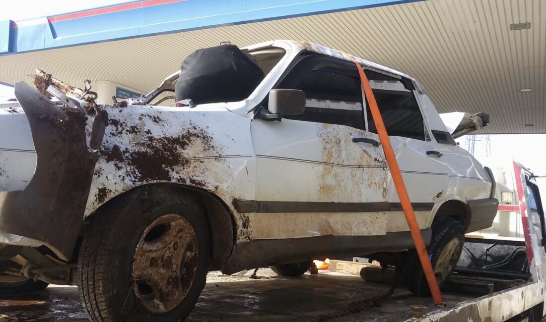 Adıyaman-Şanlıurfa karayolunda meydana gelen trafik kazasında bir otomobilin takla atması