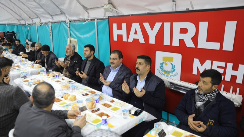 Haliliye Belediyesi tarafından kurulan iftar çadırında yüzlerce vatandaş aynı sofrada