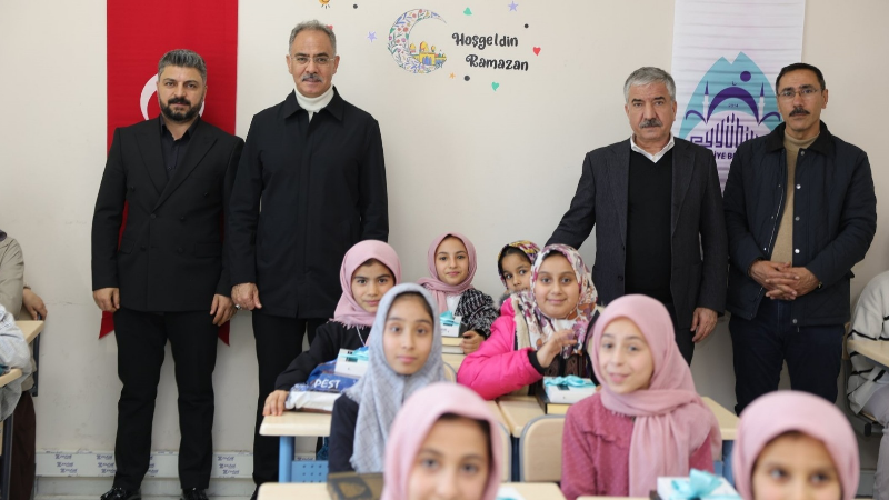 Eyyübiye Belediye Başkanı Mehmet Kuş, Süleymanşah Gençlik Merkezi’ndeki kurslara katılarak