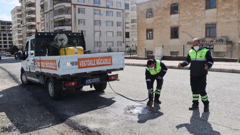 Şanlıurfa Büyükşehir Belediyesi, sivrisinek ve haşerelere karşı yürüttüğü ilaçlama çalışmalarını