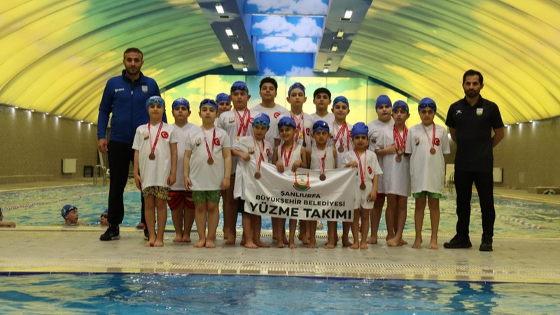 Şanlıurfa Büyükşehir Belediyesi bünyesinde faaliyet gösteren yüzme takımı, 23 Nisan