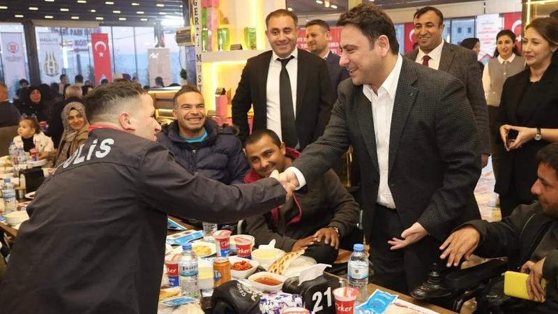 Şanlıurfa’nın Haliliye ilçesinde, Haliliye Kaymakamlığı tarafından düzenlenen iftar programında engelli