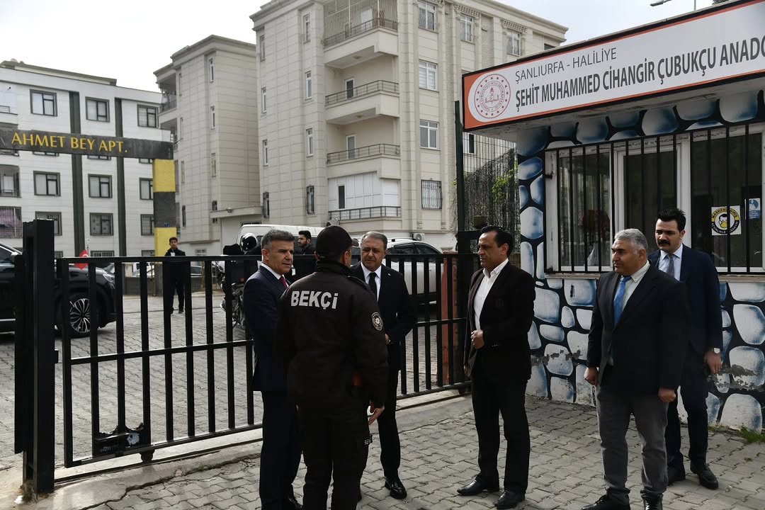 Yeni haftaya okul ziyaretleriyle başlayan Hasan Sıldak, eğitim kurumlarında öğrenciler