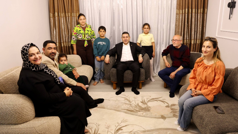 Harran Belediye Başkanı Mahmut Özyavuz, ilçede yaşamlarını sürdüren TOKİ konutları