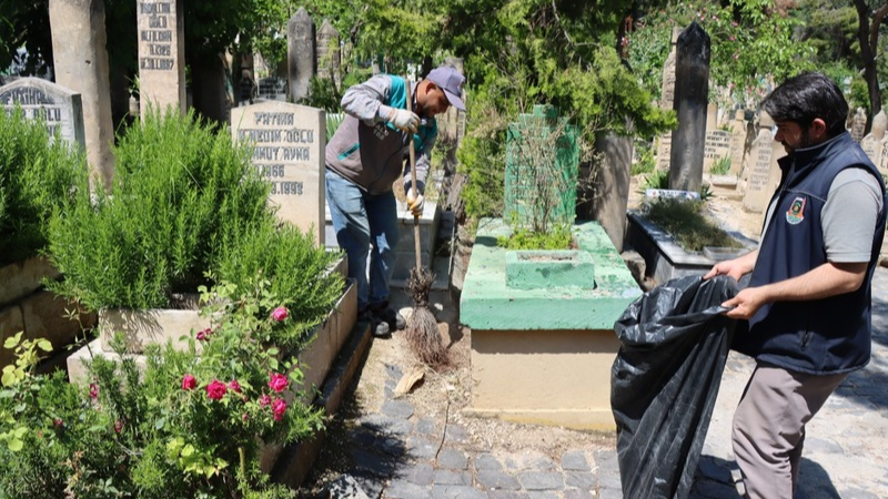 Şanlıurfa Büyükşehir Belediyesi, Kurban Bayramı öncesinde kent genelindeki mezarlıklarda gerçekleştirdiği
