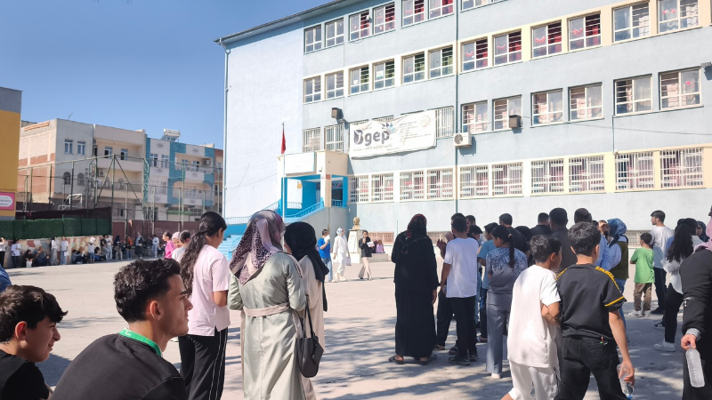 ŞANLIURFA – Liselere Geçiş Sistemi (LGS) kapsamındaki merkezi sınav başladı.