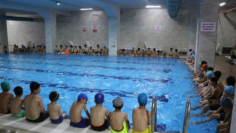 Haliliye Belediyesi, Yaz Spor Okulları kapsamında düzenlediği ücretsiz yüzme kurslarıyla