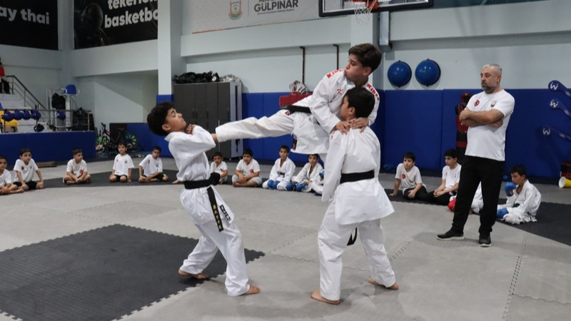 18 Gençlik Merkezi, 16 spor salonuyla Şanlıurfalı çocukları yaz boyunca