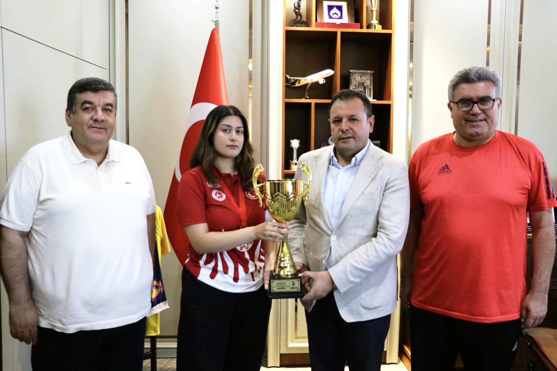 Kick Boks Dünya Kupası Şampiyonası’nda Büyük Bayanlar kategorisinde dünya şampiyonu