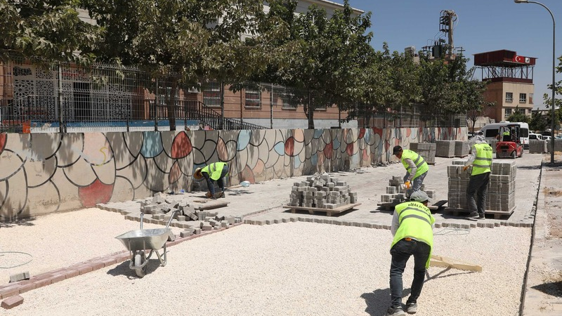 Haliliye Belediyesi, ilçe genelinde ihtiyaç duyulan noktalarda üst yapı çalışmalarını
