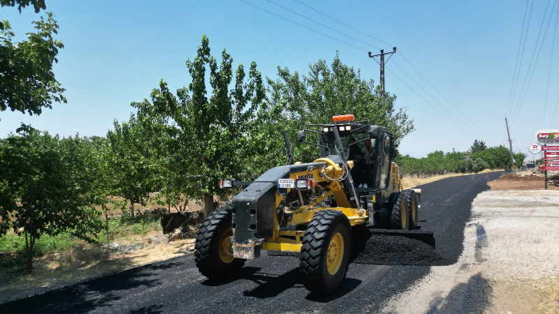 Şanlıurfa Büyükşehir Belediyesi, kent merkezi ve ilçelerde sürdürdüğü yol yapım