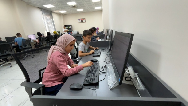 Eyyübiye Belediyesi tarafından Süleymanşah Gençlik Merkezi’nde düzenlenen yaz kursları, çocuklar