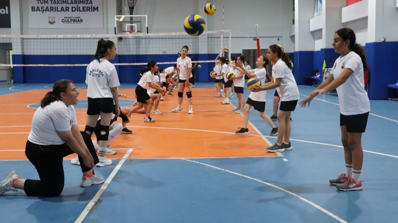 Şanlıurfa Büyükşehir Belediyesi’nin 2026 Yaz Kursları kapsamında açtığı voleybol kursu,