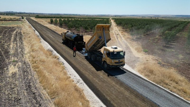 Şanlıurfa Büyükşehir Belediyesi, kent genelinde sürdürdüğü yol yapım ve onarım