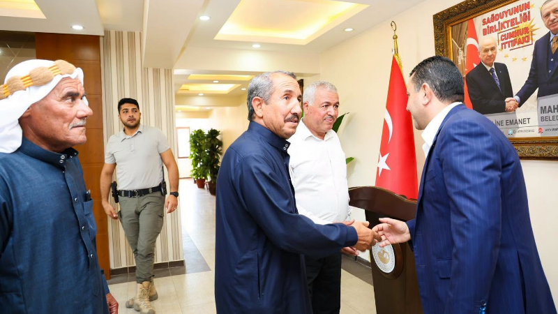 Harran Belediye Başkanı Mahmut Özyavuz, açık kapı düsturuyla vatandaşlarını ağırlamaya