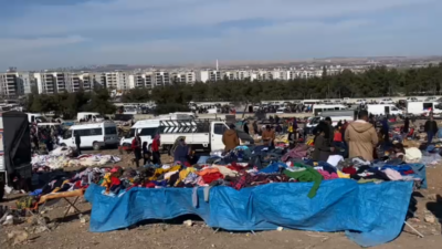 Şanlıurfa’nın Eyyübiye ilçesinde kurulan spot pazarı, uygun fiyatlarıyla vatandaşların ilgisini