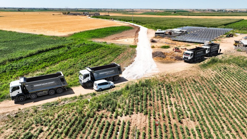 Harran Belediyesi, kırsal mahallelerde ulaşım standardını yükseltmek amacıyla asfalt serimi