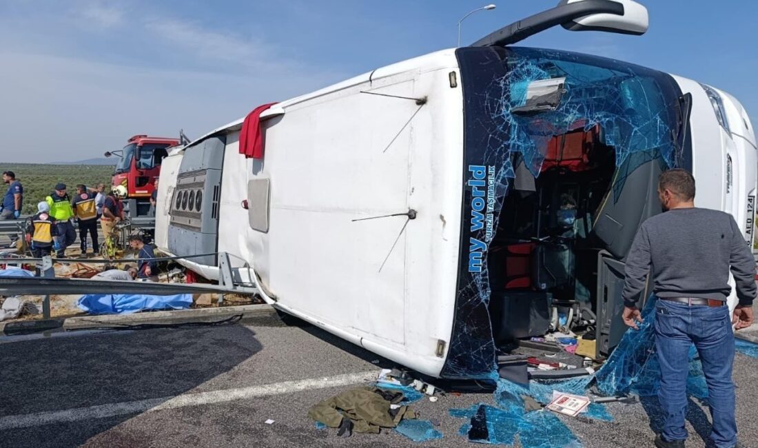 Manisa’nın Akhisar ilçesinde yolcu otobüsü ile TIR’ın çarpıştığı trafik kazasında