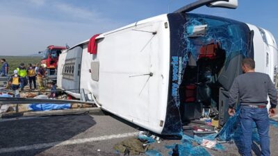 Manisa’nın Akhisar ilçesinde yolcu otobüsü ile TIR’ın çarpıştığı trafik kazasında