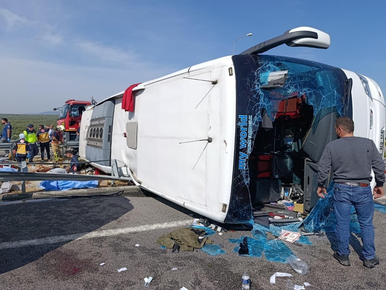 Manisa’nın Akhisar ilçesinde yolcu otobüsü ile TIR’ın çarpıştığı trafik kazasında