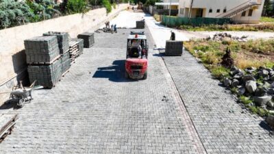 Harran Belediyesi, ilçe genelinde yürüttüğü üstyapı yenileme ve düzenleme çalışmalarına