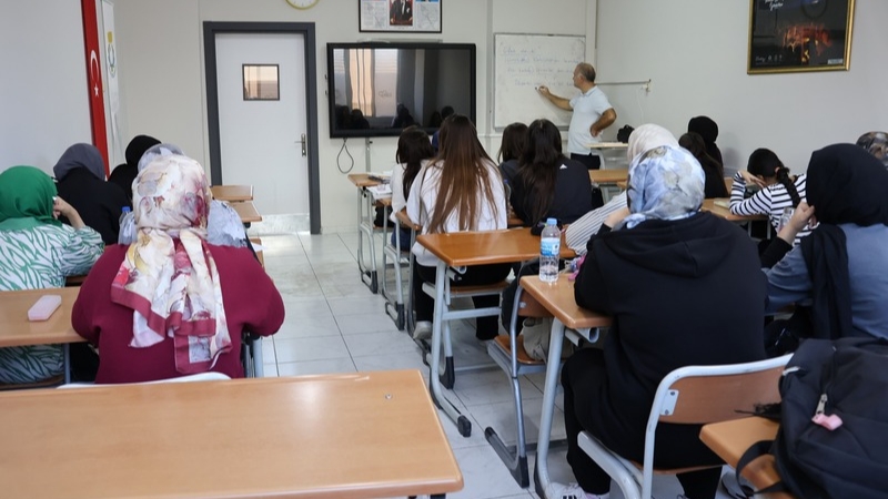 Haliliye Belediyesi, gençlerin eğitim hayatına katkı sunan çalışmalarıyla geleceğe hazırlanmalarına
