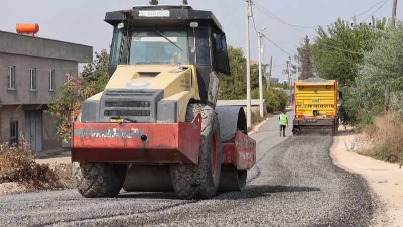 Haliliye Belediyesi, kırsal mahallelerde ulaşım konforunu artırmaya yönelik üstyapı çalışmalarını