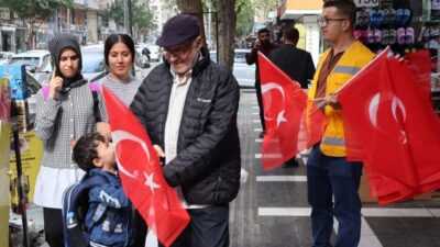 Haliliye Belediyesi, 29 Ekim Cumhuriyet Bayramı dolayısıyla vatandaşlara Türk bayrağı